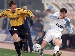 Pavel Nedv�d (vpravo) na archivním snímku v dresu Lazia �ím