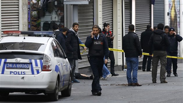 Policie kontroluje oblast nedaleko Taksimskho nmst v Istanbulu, kde dolo k toku sebevraednho atenttnka. (19. bezna 2016)