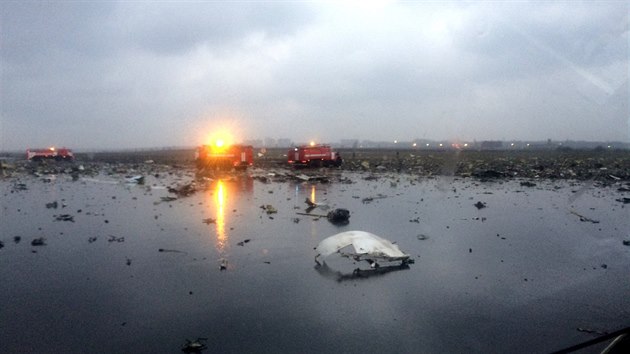 Trosky havarovanho letounu na ruskm letiti Rostov na Donu. (19. bezna 2016)