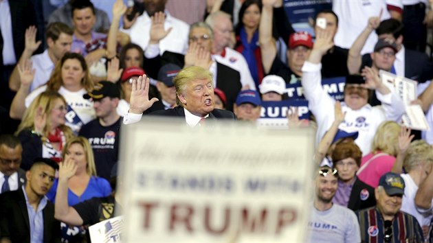 Hajloval? Donald Trump vyzval sv pznivce v Orlandu na Florid, aby zvedli pravici a psahali, e ho budou volit. (5. bezna 2016)