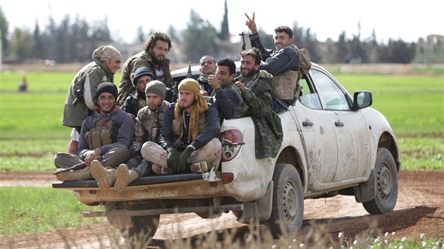 Povstalci z brigdy Da al-Sunna na jihu syrsk provincie Aleppo (13. bezna 2016)