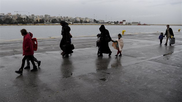 Uprchlci v atnskm pstavu Pireus (10. bezna 2016)