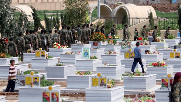 Hřbitov kurdských bojovníků v syrském Kámišlí  (11. března 2016)
