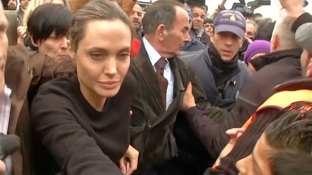 Angelina Jolie navtvila uprchlky v Atnch.