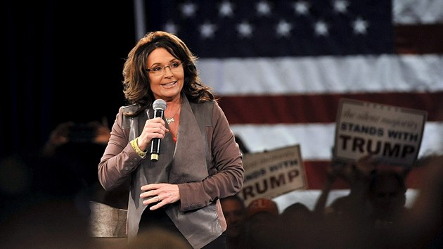 Nkdej guvernrka Aljaky Sarah Palinov podpoila Donalda Trumpa v americkch primrkch (14. bezna 2016).