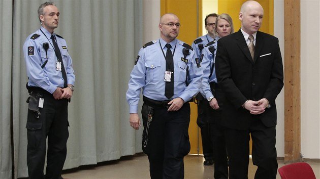 Anders Behring Breivik pichz k soudu (15. bezna 2016).