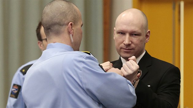 Anders Behring Breivik pichz k soudu (15. bezna 2016).