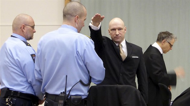 Anders Behring Breivik pi pchodu k soudu pedvedl nacistick pozdrav (15. bezna 2016).
