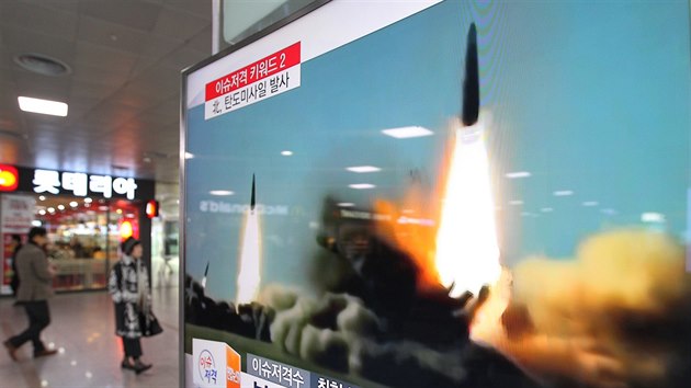 Na obrazovce v ndran hale v jihokorejskm Soulu b zbry odplen balistickch stel v KLDR (10. bezna 2016)