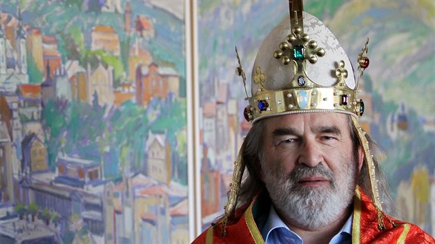 Repliku koruny Karla IV., která bude jedním z ústředních motivů letošních oslav 700. výročí narození panovníka, si vyzkoušel i primátorův náměstek Jiří Klsák.