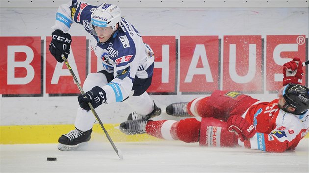 Plzesk hokejista Jaroslav Krack unik Martinovi Vyrbalkovi z Olomouce ve tvrtfinle play-off.