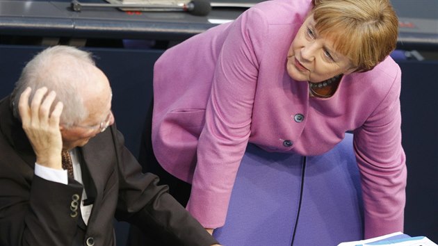 Nmeck kanclka Angela Merkelov a ministr financ Wolfgang Schuble (16. bezna 2016)