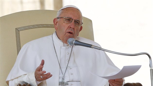 Pape Frantiek pi generální audienci na Svatopetrském námstí ve Vatikánu...