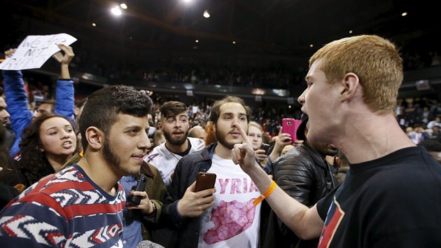 Stety mezi pznivci a odprci Donalda Trumpa ped zahjen pedvolebnho shromdn na University of Illinois v Chicagu.