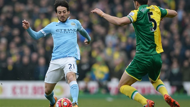 David Silva z Manchesteru City odehrv balon ped kapitnem Norwiche Russellem Martinem.