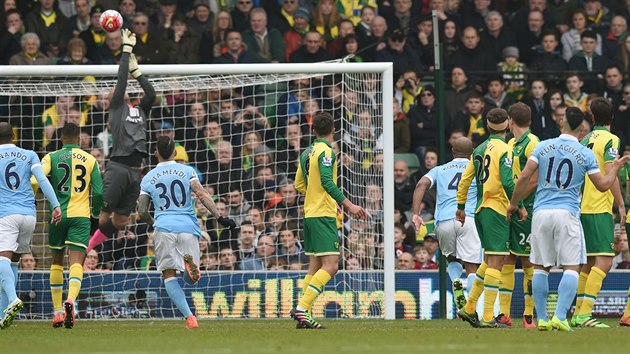 Brank Norwiche John Ruddy vythl v utkn proti Manchesteru City nad bevno stelu z pmho volnho kopu, kter rozehrl Sergio Agero.