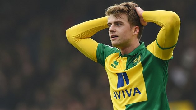 OU! Patrick Bamford, tonk Norwiche, se dr za hlavu pot, co krsnou stelou z ptadvaceti metr naplil bevno branky Manchesteru City.