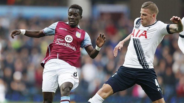 Toby Alderweireld v dresu Tottenhamu peliv ste Idrissu Gueyho z Aston Villy.