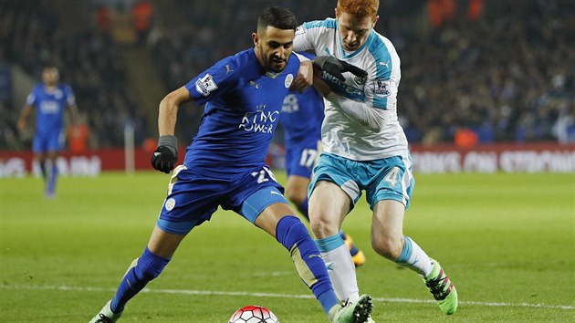 Rijd Mahriz si chrn balon ped napadajcm Jackem Colbackem v utkn Premier League mezi Leicesterem a Newcastlem.
