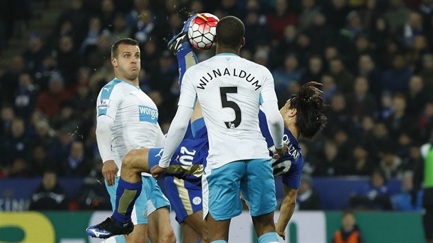 MIK. indi Okazaki zakonil v prvnm poloase jednu z akc Leicesteru povedenmi nkami a poslal Leicester do veden nad Newcastlem.