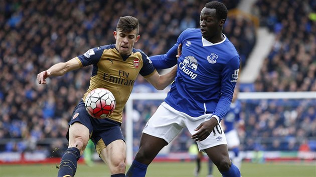 St�edn� obr�nce Arsenalu Gabriel odkop�v� m�� p�ed �to�n�kem Evertonu Romeluem Lukakem.