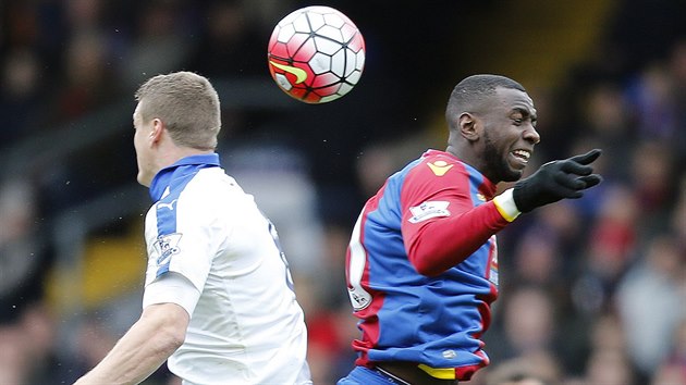 Zajmav momentka z utkn mezi Crystal Palace a Leicesterem. Hostujc Robert Huth (vlevo) a Yannick Bolasie zdy k sob, m kdesi ve vzduchu mezi nimi.