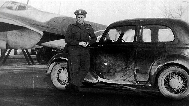Miloslav Mansfeld, v pozadí Mosquito NF Mk.XIX, rok 1944