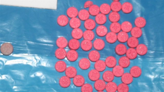 Policisté našli při razii kromě kompletního vybavení také tablety drogy Extáze a papírky LSD.