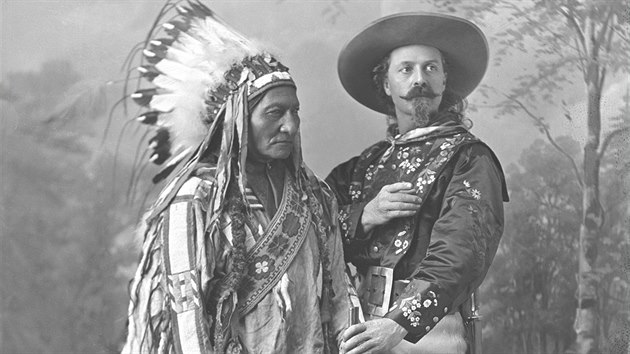 Kdysi společně vystupovali Buffalo Bill a siouxský duchovní vůdce Sedící Býk.