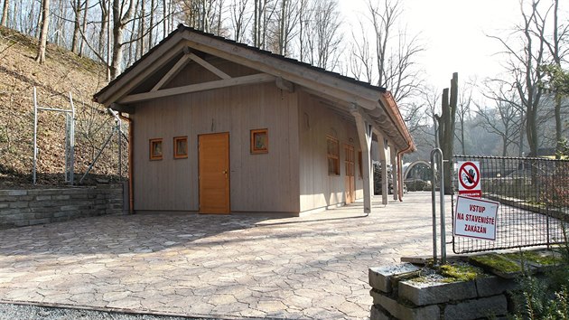Nov domov pro vlky ibersk buduje jihlavsk zoo v zalesnnm svahu mezi dtskm koutkem a vbhem pro rysy.