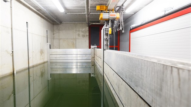 Ndr na vodu si firma postav jednodue pomoc hlinkovch zbran. Testovac centrum je pitom sporn, pouitou vodu filtruje a vyuv opakovan (17. bezna 2016).