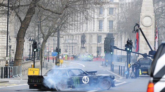 Ken Block a Matt Le Blanc si na fotografii prv uvaj bhem naten Top Gearu smyky v centru Londna v okol vlenho pamtnku na Whitehall, vlenm veternm se ale podlamuj kolena.