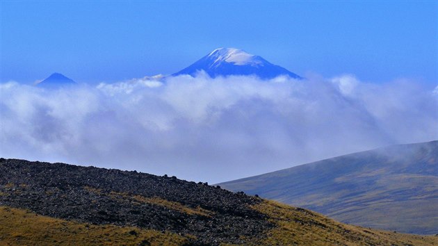 Pohled na ledovec na vrcholu Velkho Araratu (5 137 m n. m) pi vstupu na nejvy horu Armnie Aragac (4 090 m n. m). V pozad vystupuje Mal Ararat (3 896 m n. m).