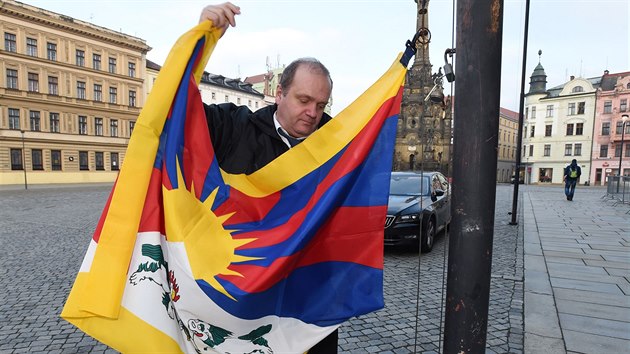 Tibetskou vlajku vyvsili napklad i zamstnanci olomouckho magistrtu, umstili ji na budovu radnice na Hornm nmst (10. bezna 2016)