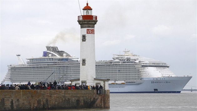 Plavbu lodi Harmony of the Seas společnosti RCI sledovaly ve francouzském přístavu Saint-Nazaire tisíce lidí. (10. března 2016)