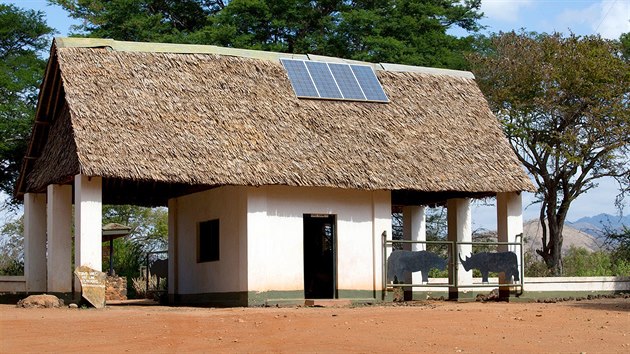 Solární panely na střeše vchodu do keňského národního parku Tsavo.