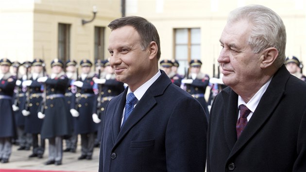 Prezident Milo Zeman pivtal 15. bezna na Praskm hrad polskho prezidenta Andrzeje Dudu. Prezidenti si vymnili nejvy sttn vyznamenn.