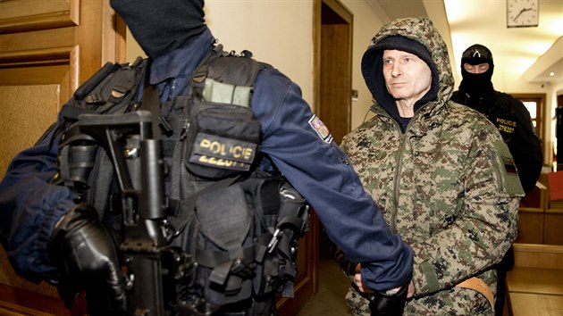 Policist vedou Pavla rytra k soud pro Prahu-Vchod, kter by ml rozhodnout o uvalen vazby. (17. bezna 2016)