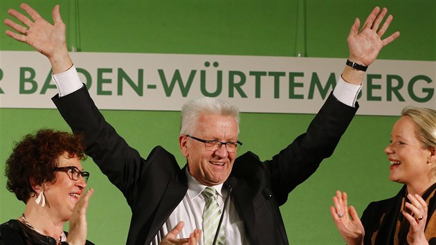 Winfried Kretschmann oslavuje vtzstv Zelench v Bdensku-Wrttembersku (13. bezna 2016).