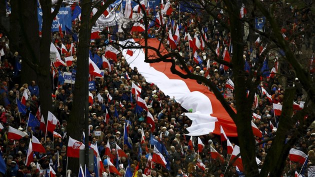 A padest tisc lid vylo do ulic Varavy a vyzvalo polskou vldu k dodrovn stavnch podk. (12. bezna 2016)