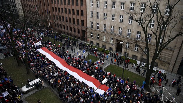 A padest tisc lid vylo do ulic Varavy a vyzvalo polskou vldu k dodrovn stavnch podk. (12. bezna 2016)