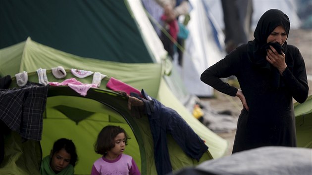 Tisce benc se tsn ve stanech na zablcenm poli u vesnice Idomeni na ecko-makedonskch hranicch. (12. bezna 2016)