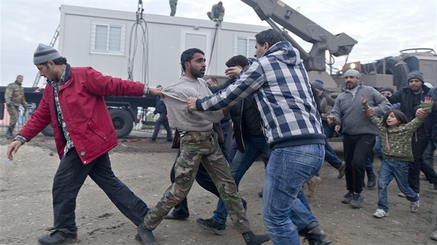 Migranti v eckm tboe Idomeni vedou na provizorn policejn stanici mue, kterho podezraj, e se pokusil znsilnit dt. (17. bezna 2016)