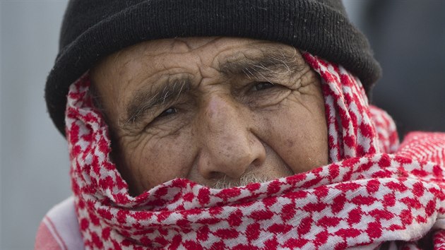 Postarí uprchlík sedí na vozíku v eckém uprchlickém táboe Idomeni.