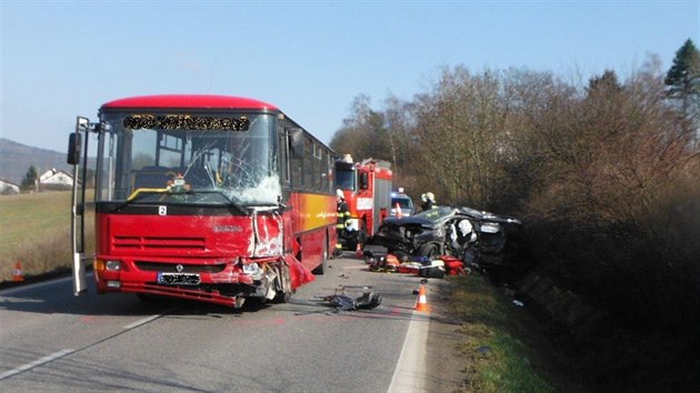 Nehoda auta a autobusu u Knnice.