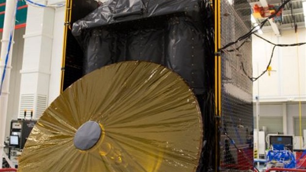 Sonda mise ExoMars 2016 bhem pprav. V horn sti je demonstran vsadkov modul, v poped je rozmrn parabolick antna.