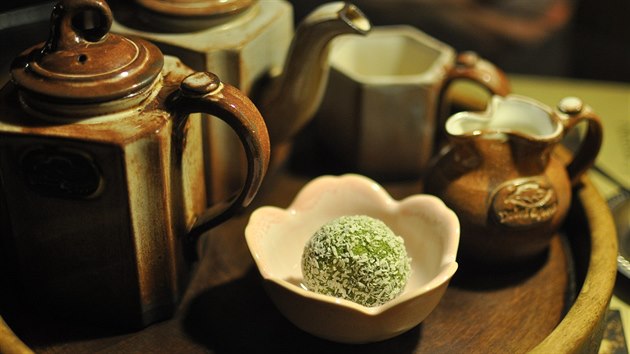 Dobrá čajovna: Jako dezert jsme ochutnali kokosovou kouli se zeleným čajem matcha.