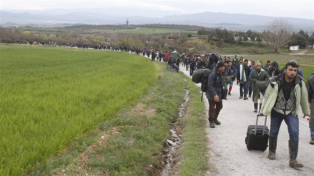 Uprchlci prochzej pky podl ecko-makedonsk hranice u Idomeni a hledaj zpsob, jak ji pekroit (14. bezna 2016).