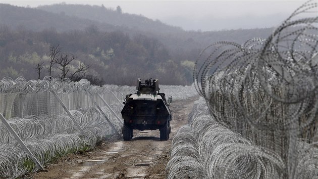 Makedonsk armda hldkuje u msta Gevgelija (15. bezna 2015).