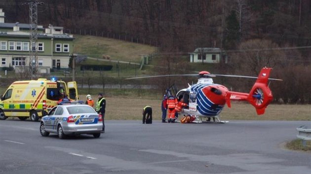 Pi nehod dvou aut v Koryanech na Kromsku se tce zranila spolujezdkyn (12. bezna 2016).